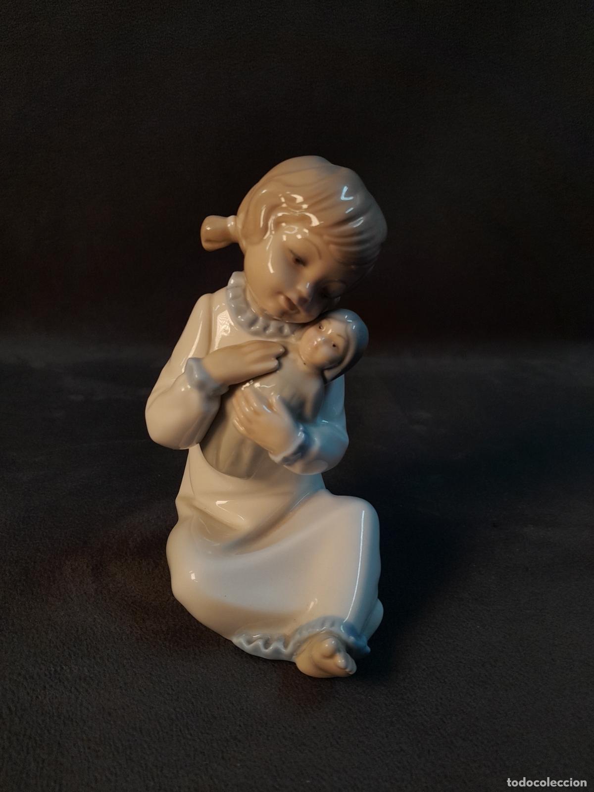 Antig&uuml;edades: FIGURA DE PORCELANA VIDRIADA &rdquo;NI&Ntilde;A CON MU&Ntilde;ECA&rdquo;ZAPHIR (GRUPO LLADR&Oacute;). FINALES S.XX