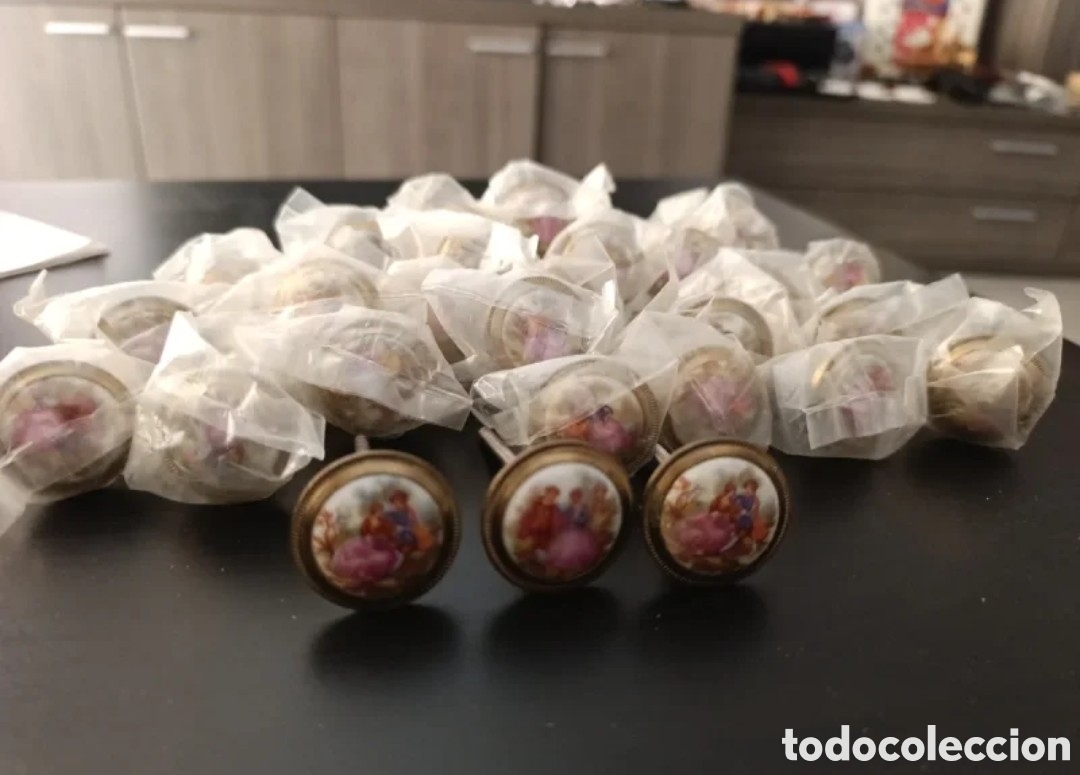 Antig&uuml;edades: Lote de 27 Pomos porcelana y lat&oacute;n tipo Fragonard