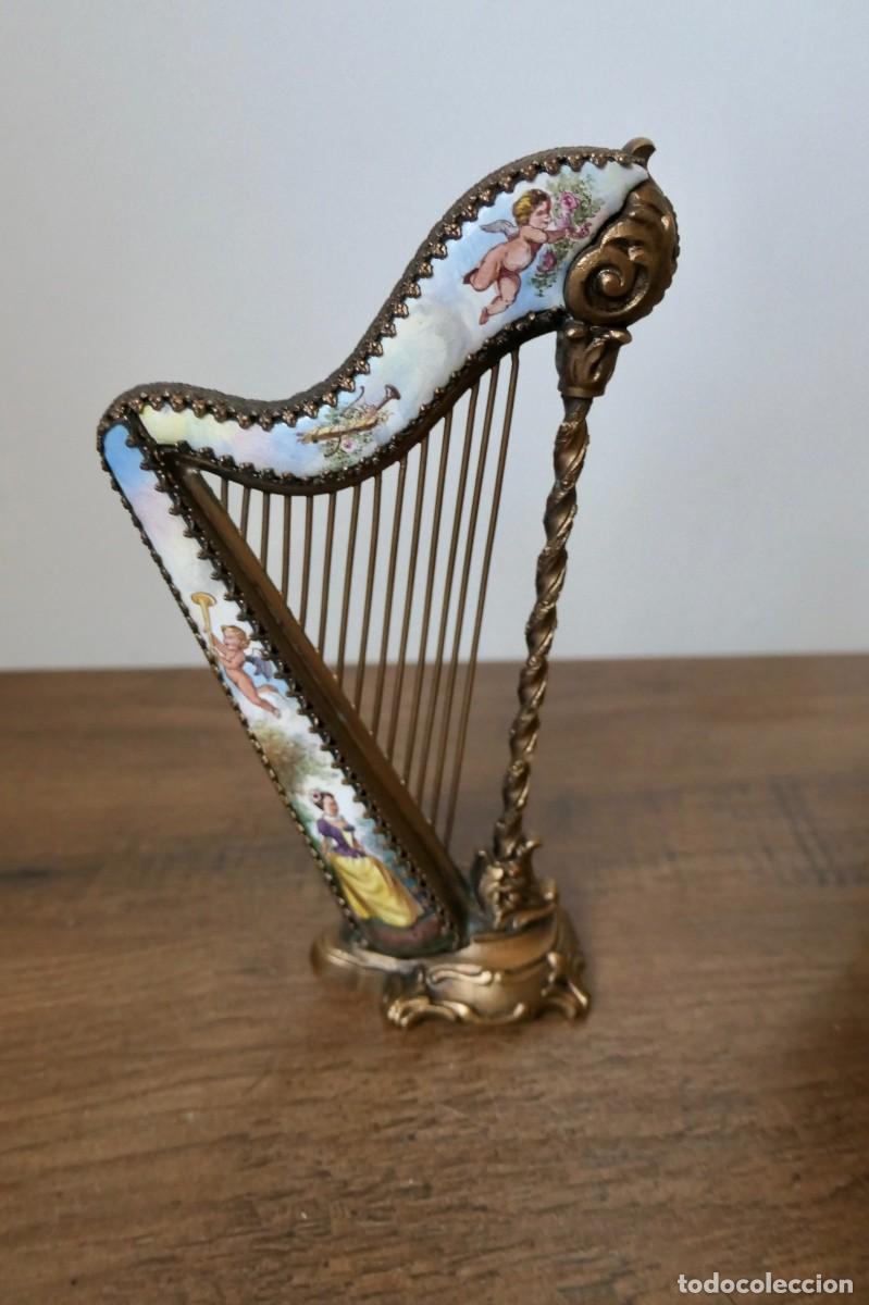 Antig&uuml;edades: Arpa miniaturas esmalte vien&eacute;s (Wiener Emaille) hechas de bronce dorado y porcelana pintada a mano.