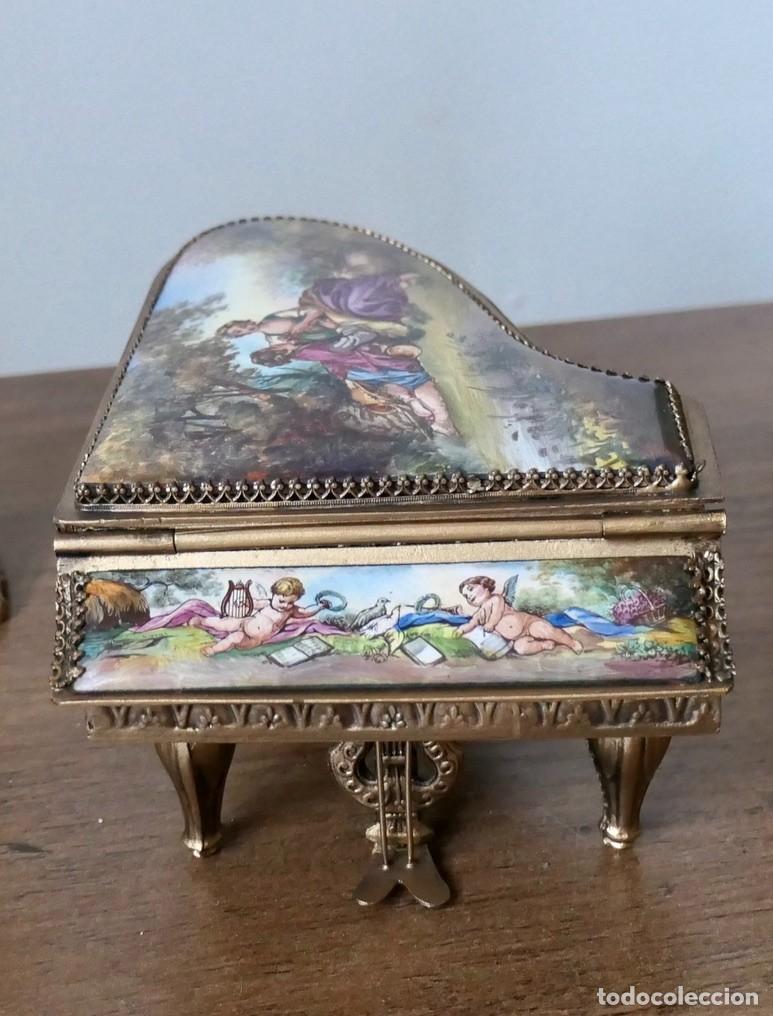 Antig&uuml;edades: Piano miniaturas esmalte vien&eacute;s (Wiener Emaille) hechas de bronce dorado y porcelana pintada a mano.