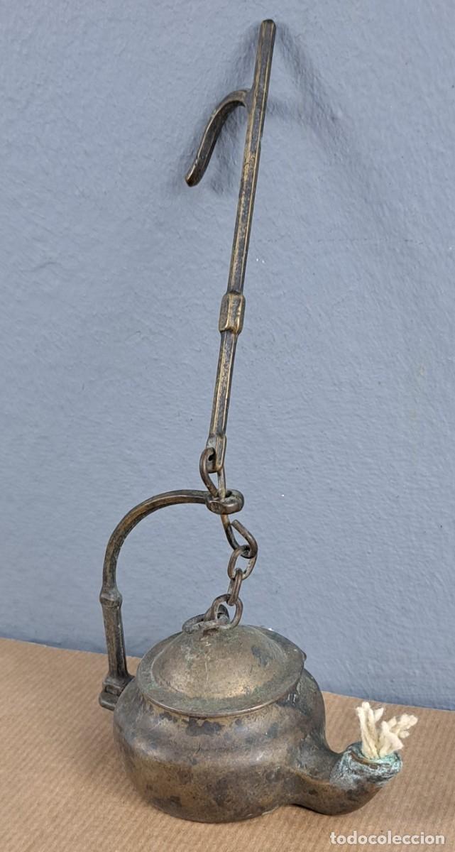 Antig&uuml;edades: L&aacute;mpara de aceite en bronce con soporte y gancho, 21,5cm de altura total