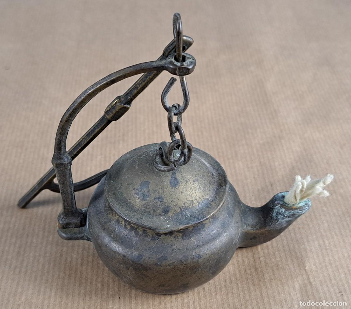 Antig&uuml;edades: L&aacute;mpara de aceite en bronce con soporte y gancho, 21,5cm de altura total
