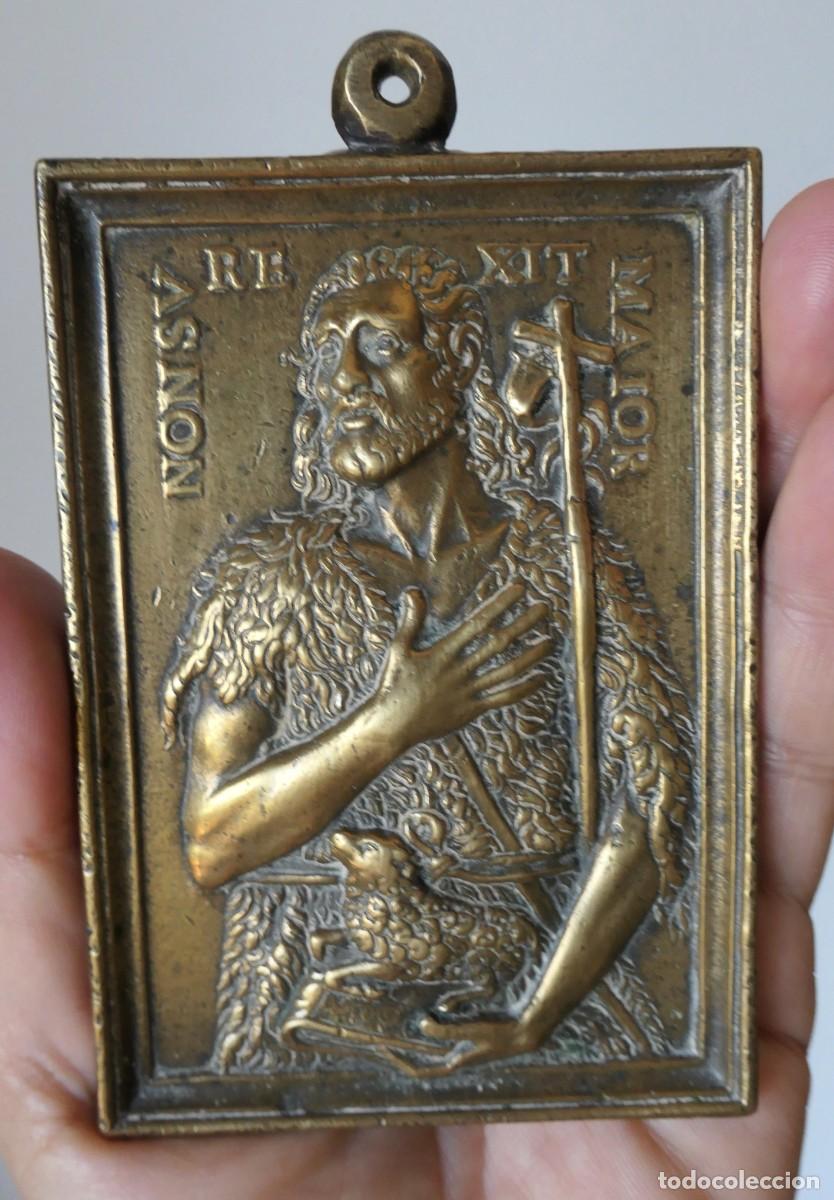 Antig&uuml;edades: plaqueta devocional o portapaz antiguo de bronce fundido que representa a San Juan Bautista.
