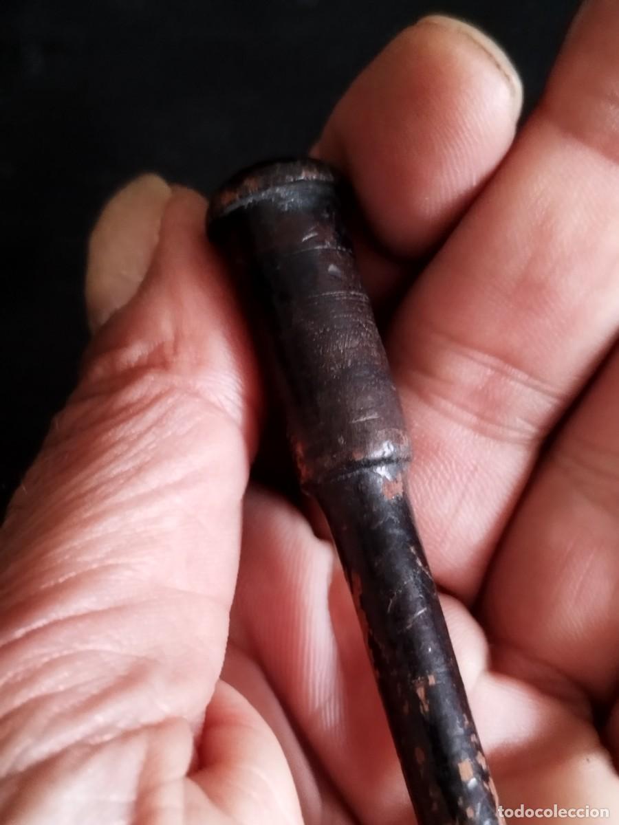 Antig&uuml;edades: Antigua pieza de madera, de alg&uacute;n objeto a identificar. - Foto 3
