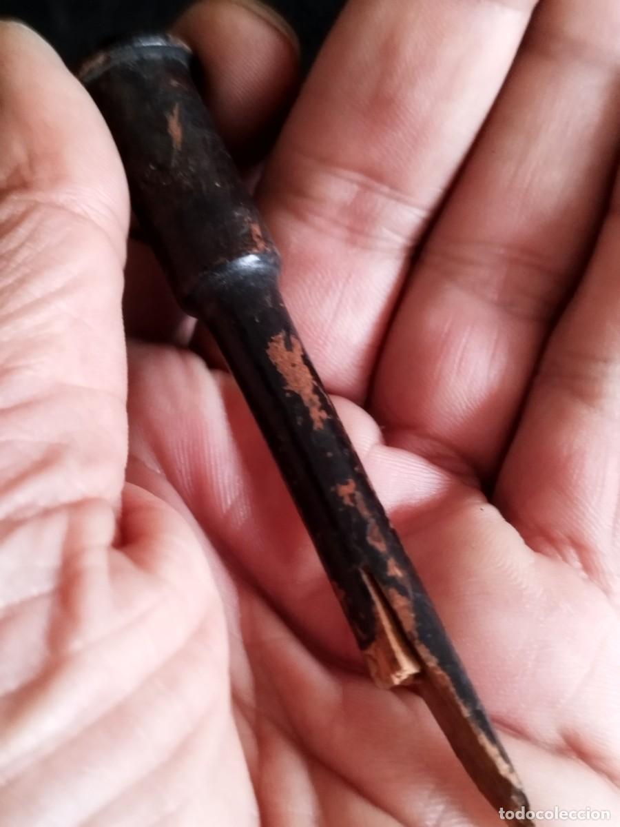 Antig&uuml;edades: Antigua pieza de madera, de alg&uacute;n objeto a identificar. - Foto 4