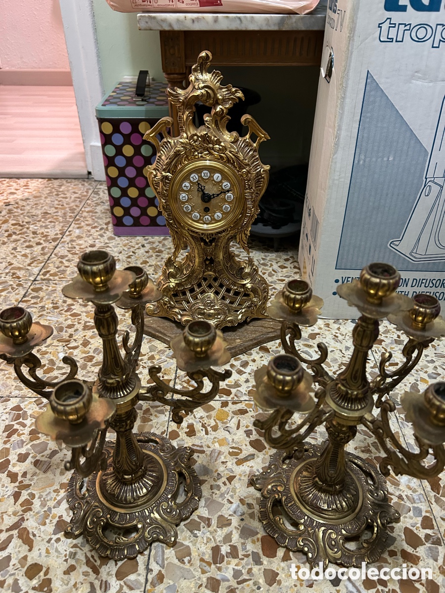 Antig&uuml;edades: Reloj y candelabros de bronce