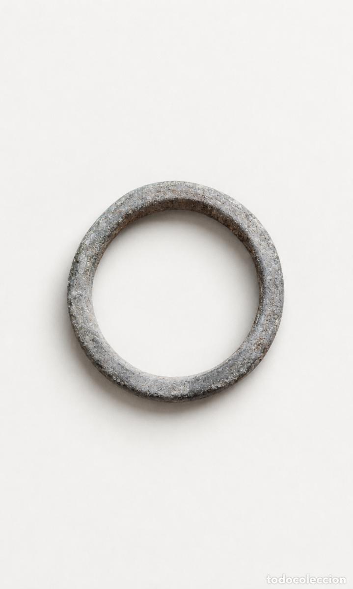 Antig&uuml;edades: Anillo de caliza Dong Son &ndash; I milenio a. C. &ndash; Museo Colecci&oacute;n Dr. Zelnik