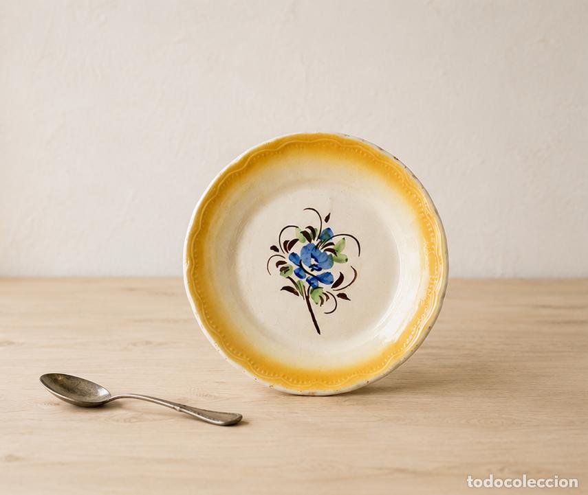Antig&uuml;edades: Antiguo plato de Manises pintado a mano, 22 cm