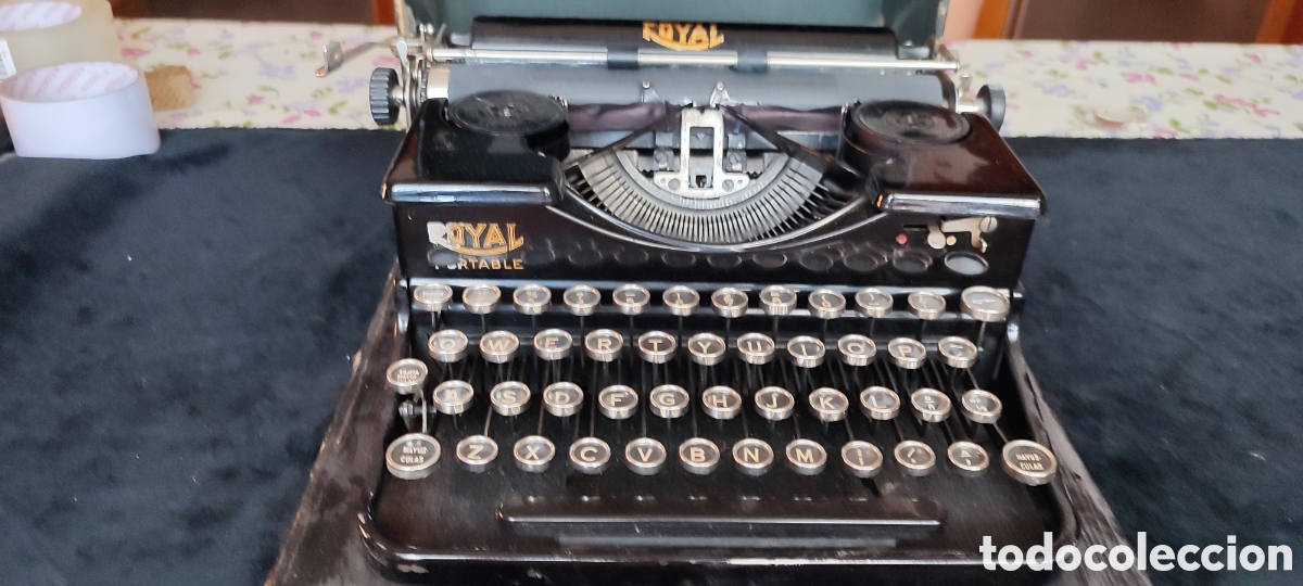 Antig&uuml;edades: Antigua m&aacute;quina de escribir Royal Portable principios del siglo XX