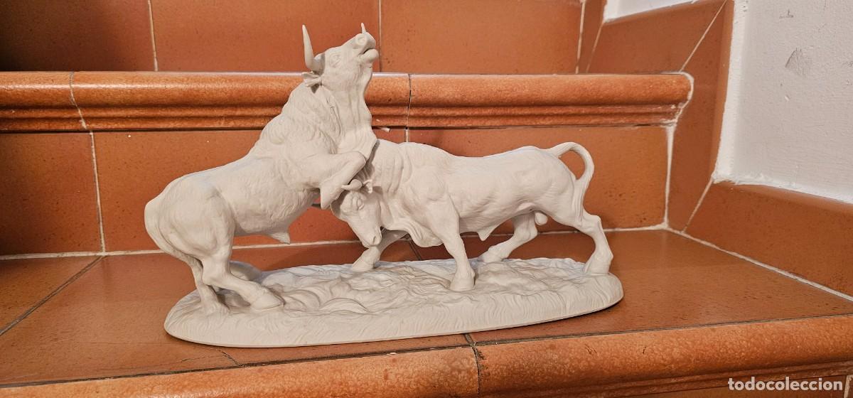 Antig&uuml;edades: Impresionante escultura porcelana Salvador Mallol toros y numerada