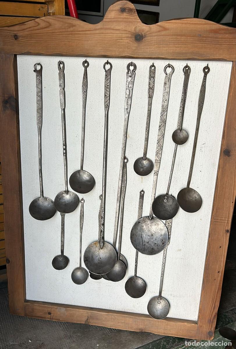Antig&uuml;edades: CUADRO DE CUCHARAS DE LUMBRE EN FORJA DE 95 X 75 CMS. CONTIENE 17 PIEZAS