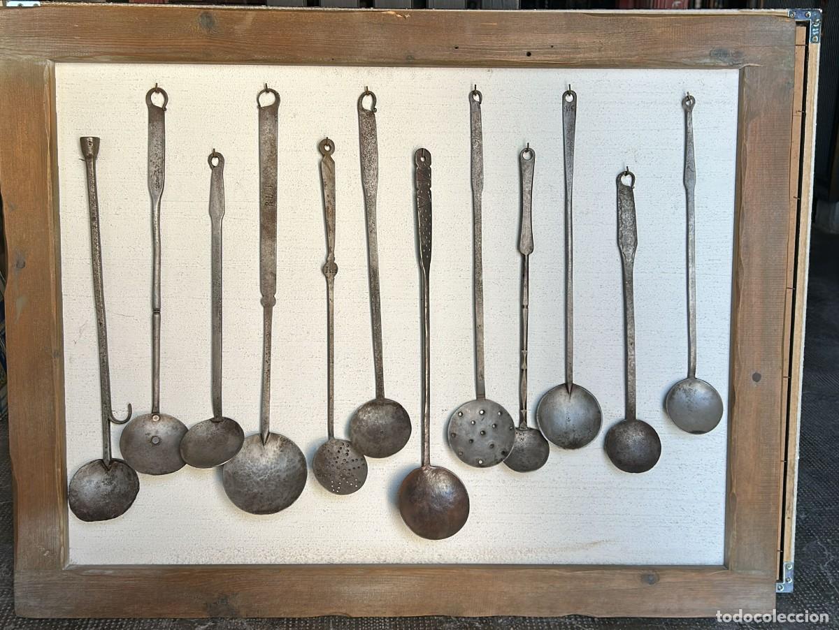 Antig&uuml;edades: CUADRO DE CUCHARAS DE LUMBRE EN FORJA DE 90 X 75 CMS. CONTIENE 12 PIEZAS