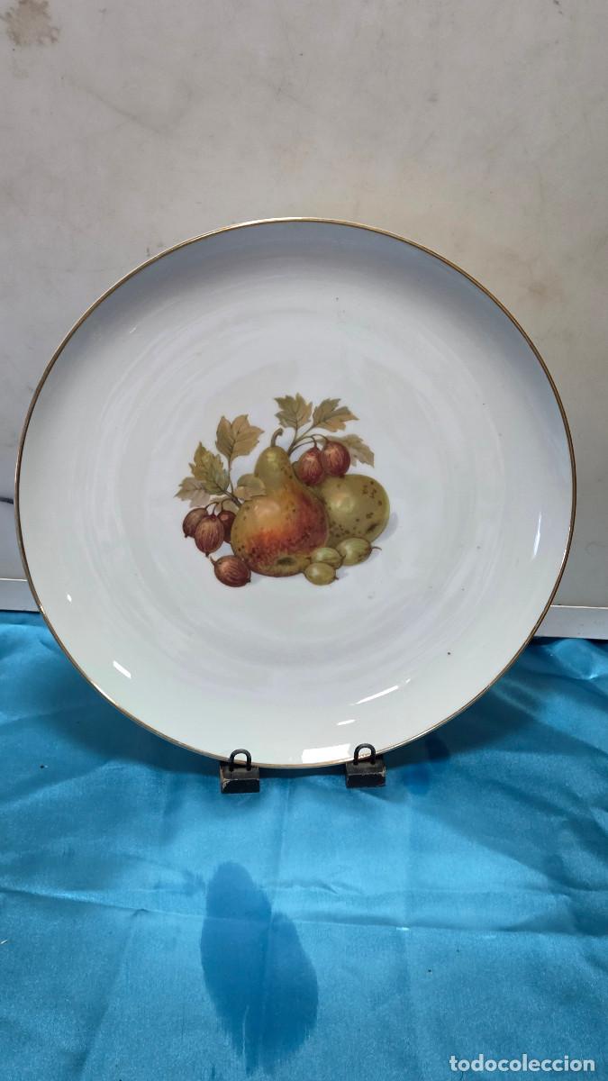 Antig&uuml;edades: plato grande firmado de porcelana