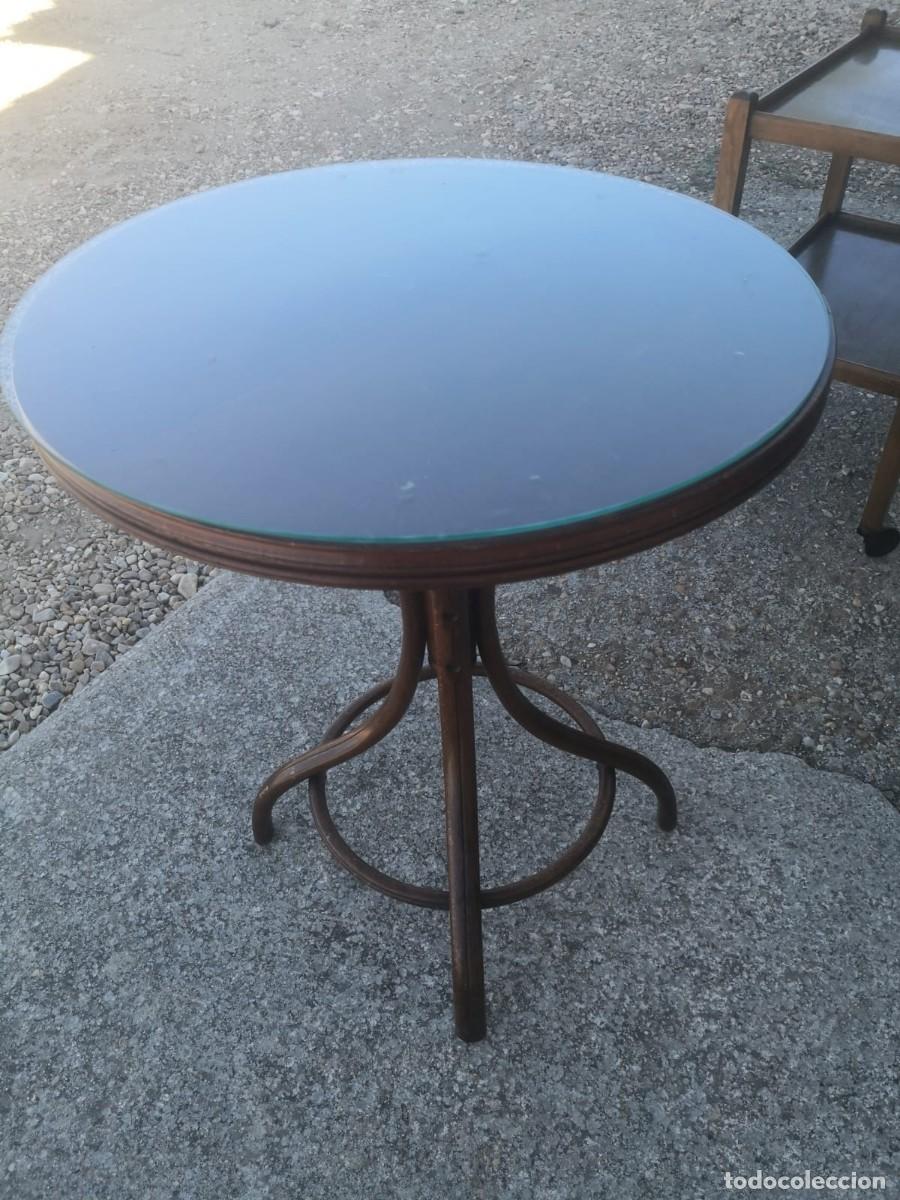 Antig&uuml;edades: ANTIGUA MESA AUXILIAR TIPO THONET REDONDA BUEN ESTADO GENERAL, CON CRISTAL PROTECTOR