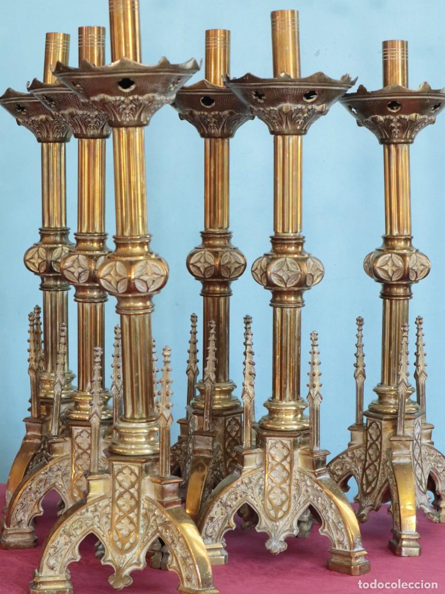 Antig&uuml;edades: Conjunto de seis candeleros eclesi&aacute;sticos del siglo XIX de estilo neog&oacute;tico. Miden 57 cm de altura.