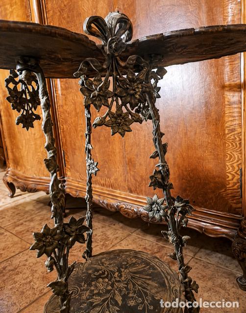 Antig&uuml;edades: Antiguo Velador / Pedestal Jugendstil (Art Nouveau). Hierro fundido, Flores de Edelweiss. Marcas GES