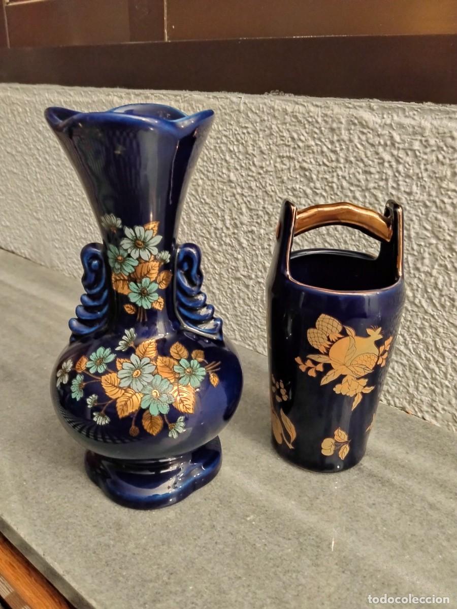 Antig&uuml;edades: Lote de jarr&oacute;n y cubilete vintage en porcelana azul cobalto y decoraciones en oro