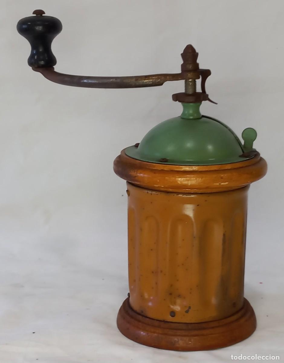 Antig&uuml;edades: DIFICIL MOLINILLO CILINDRICO DE CAFE ELMA DE MADERA Y CHAPA