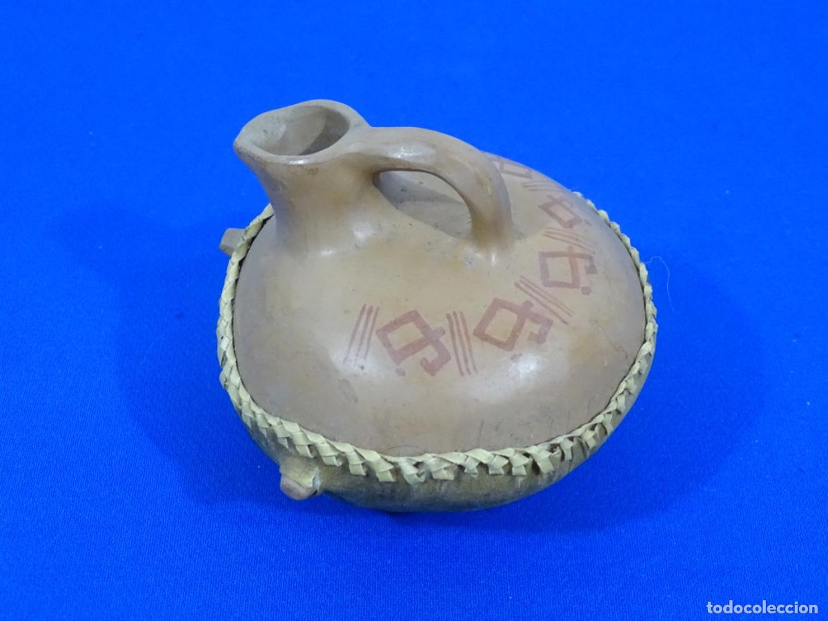 Antig&uuml;edades: CACHARRO DE GREDA HECHO Y PINTADO A MANO FORRADO CON PIEL DE CHIVO. ORIGEN CHILE.