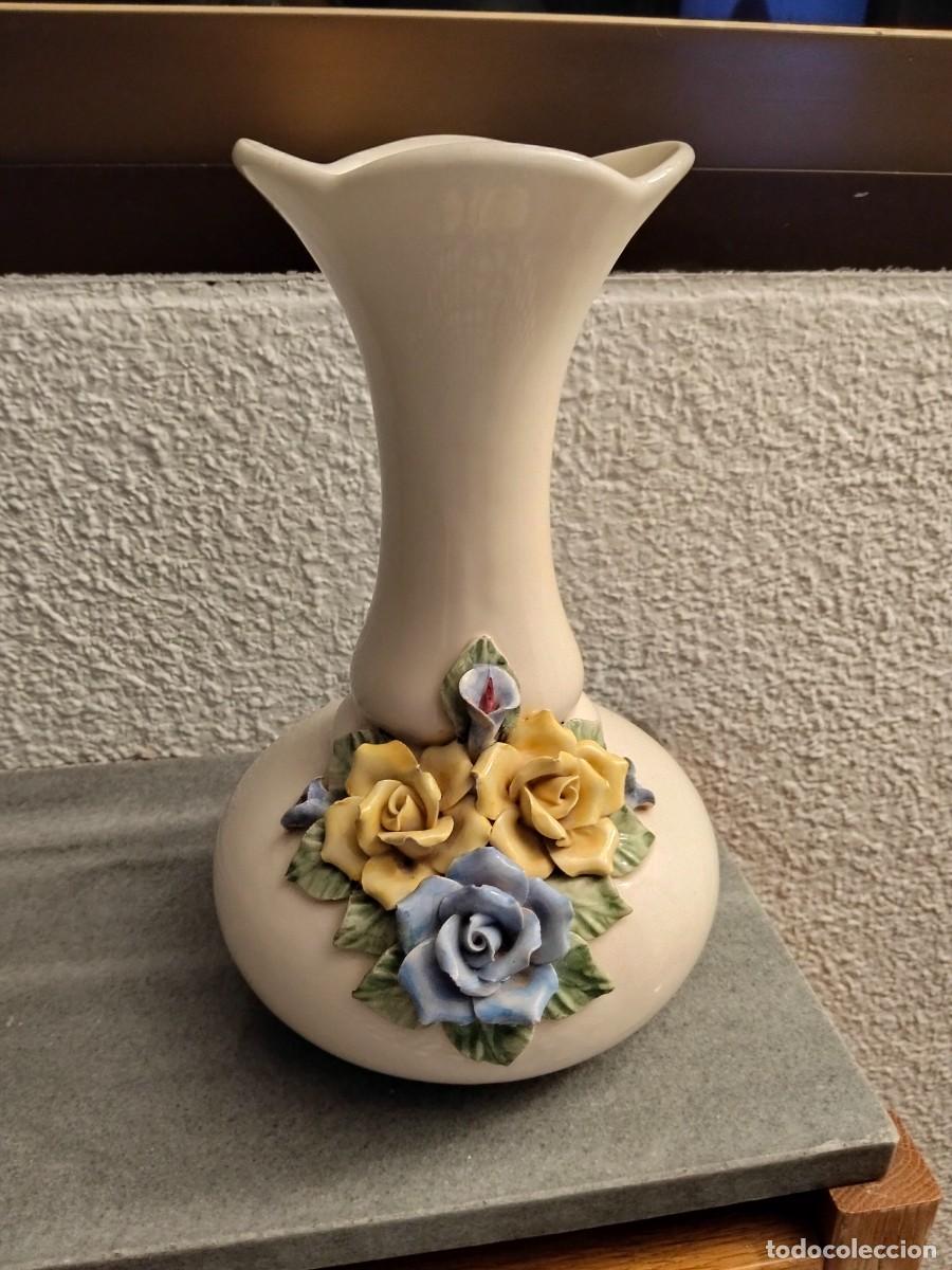Antig&uuml;edades: Elegante Jarr&oacute;n de Cer&aacute;mica Esmaltada con Flores de Porcelana en Relieve - Estilo Capodimonte Vintag