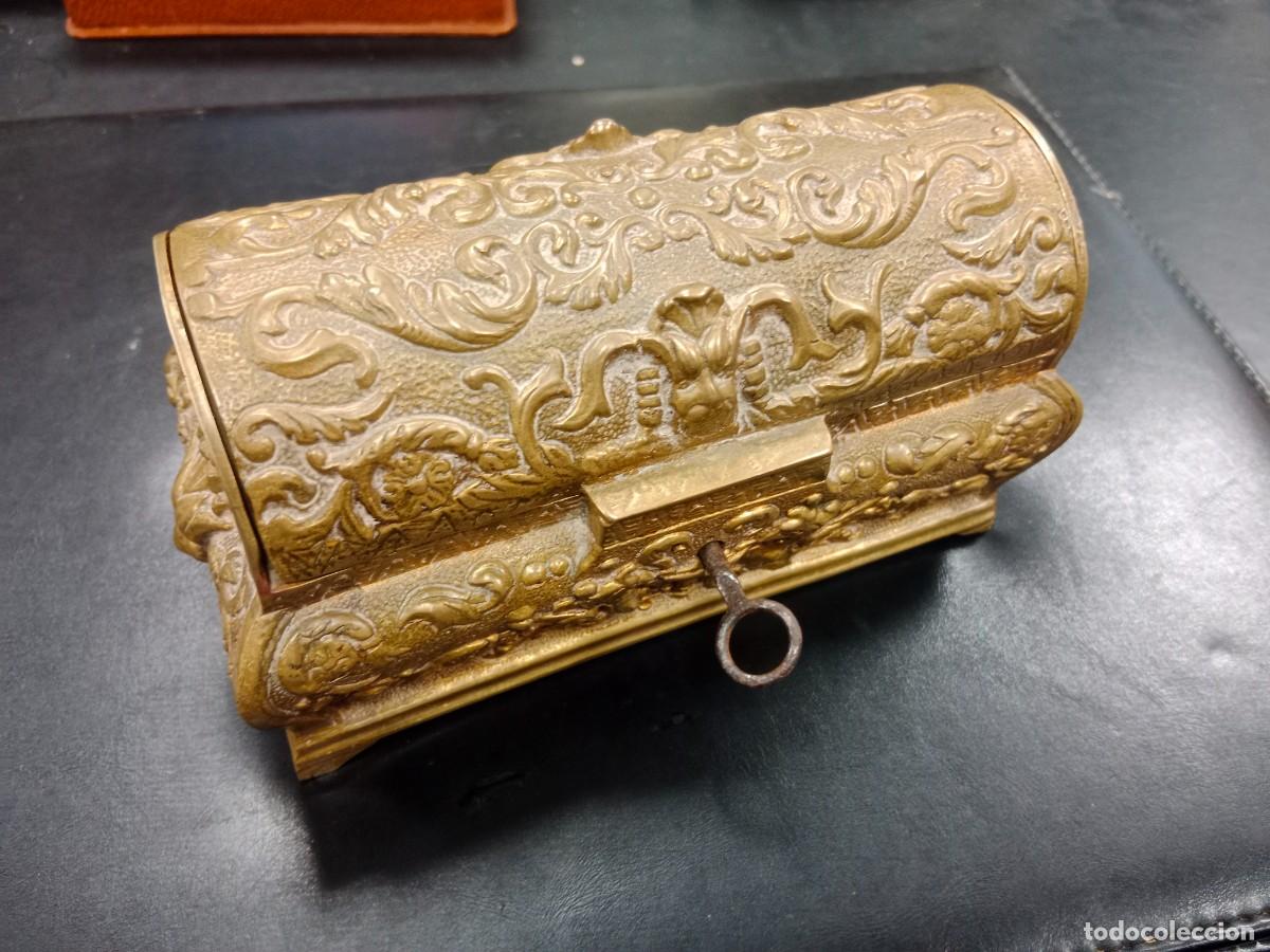 Antig&uuml;edades: BONITA ARQUETA / ARCA / COFRE CAJA JOYERO EN BRONCE - RELIEVES VEGETALES , ALEGORICOS Y GRUTESCOS