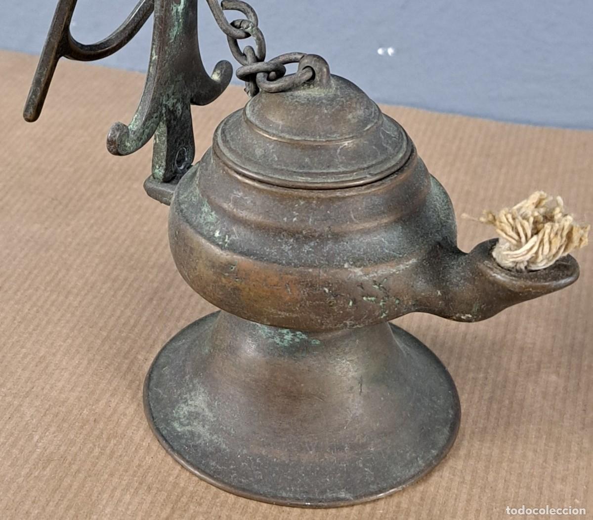 Antig&uuml;edades: L&aacute;mpara de aceite en bronce con soporte y gancho, 28 cm de altura total