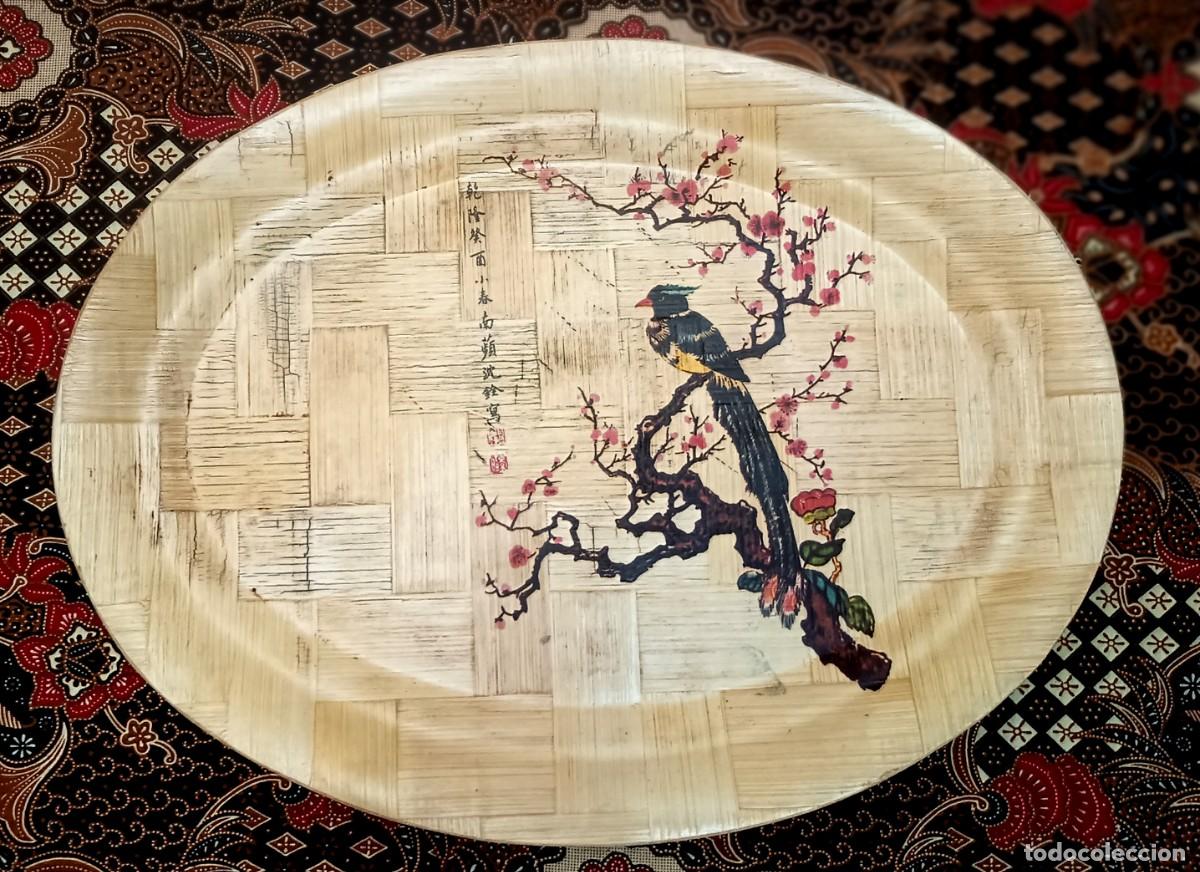 Antig&uuml;edades: Bandeja de bamb&uacute; tejido, dise&ntilde;o oriental, p&aacute;jaro posado en rama floreciente