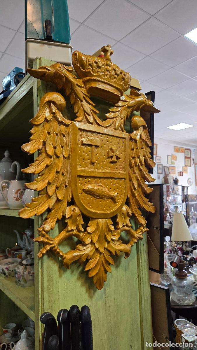 Antig&uuml;edades: escudo de madera en dorado