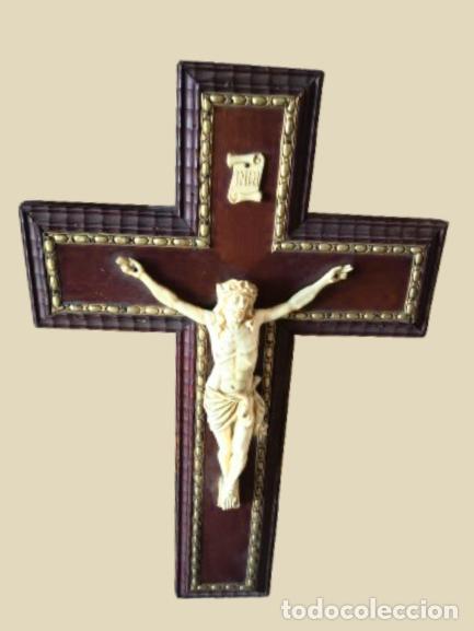 Antig&uuml;edades: Cristo de marfil crucificado en cruz de madera. 1&ordf; mitad siglo XX