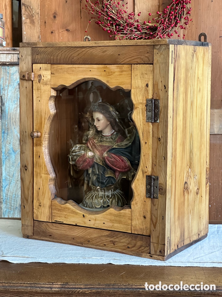 Antig&uuml;edades: Hornacina popular castellana, s.XIX-XX. Madera de pino y cristal. Armario vitrina capilla.