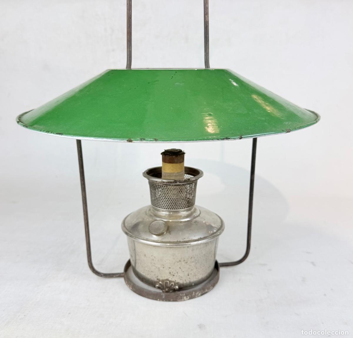 Antig&uuml;edades: Candil de petr&oacute;leo ingl&eacute;s de la marca Aladdin con pantalla en metal esmaltado verde