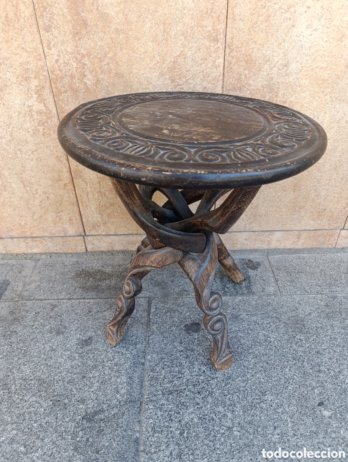 Antig&uuml;edades: MESA AUXILIAR DE MADERA TALLADA. DECORACION VEGETAL.