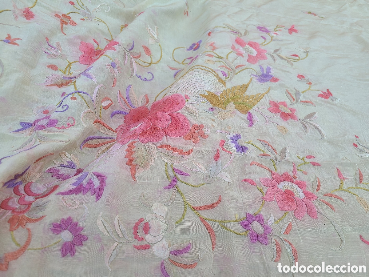 Antig&uuml;edades: ​Precioso Mant&oacute;n de Manila Antiguo &ndash; Seda Color Crema con Ricado de Flores y Ave del Para&iacute;so &ndash; Gran