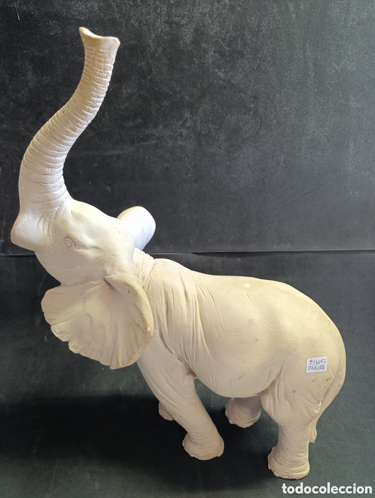 Antig&uuml;edades: ELEFANTE CON LA TROMPA LEVANTADA, DE LANBUENA SUERTE, EN RESINA O SIMILAR.