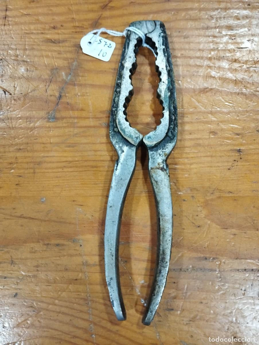Antig&uuml;edades: CASCANUECES ANTIGUO MET&Aacute;LICO.