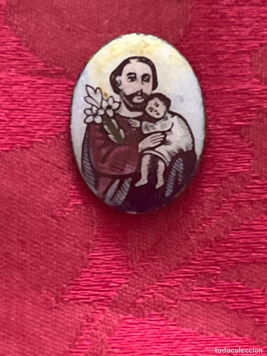 Antig&uuml;edades: Peque&ntilde;o esmalte oval bifaz, representado a San Jos&eacute; e inscripci&oacute;n trasera. Pintado a mano. S.XIX.