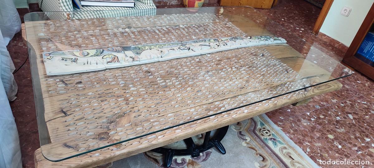 Antig&uuml;edades: Mesa de trillo antigua con obra cer&aacute;mica de Gerardo Pescador. Pieza &uacute;nica. Cristal y rueda de molino