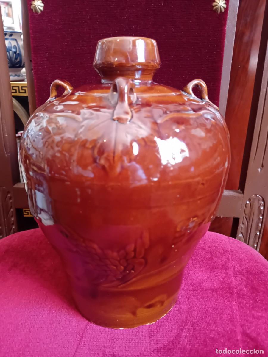 Antig&uuml;edades: Botija China para el saque de cer&aacute;mica vidriada con decoraci&oacute;n de hojas de vid