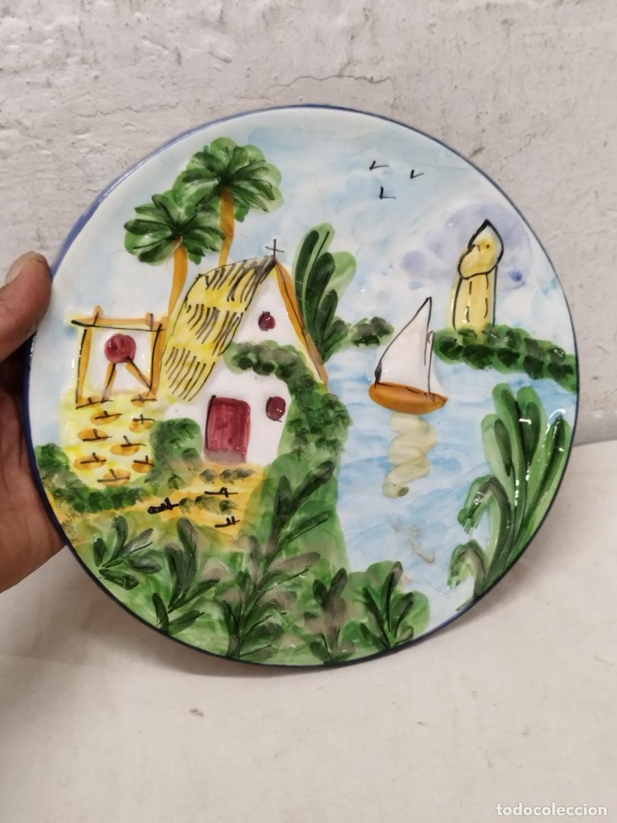 Antig&uuml;edades: Plato decorativo de porcelana de manises de Valencia. Con paisaje casas, barca, campanario.