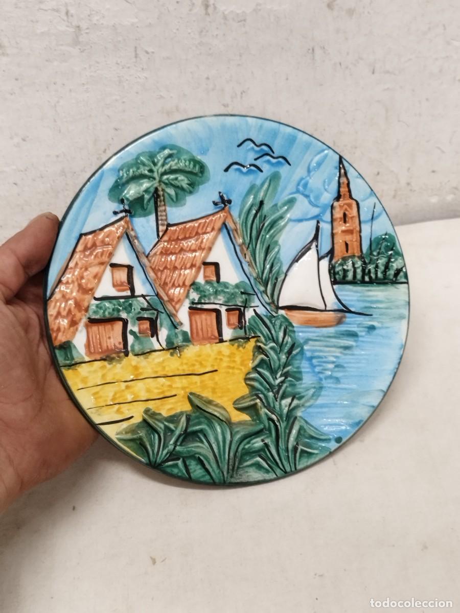 Antig&uuml;edades: Plato decorativo de porcelana de manises de Valencia. Con paisaje casas, barca, campanario.