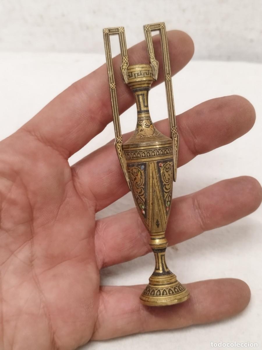 Antig&uuml;edades: Peque&ntilde;a &aacute;nfora decorativa, de bronce o lat&oacute;n damasquinado.