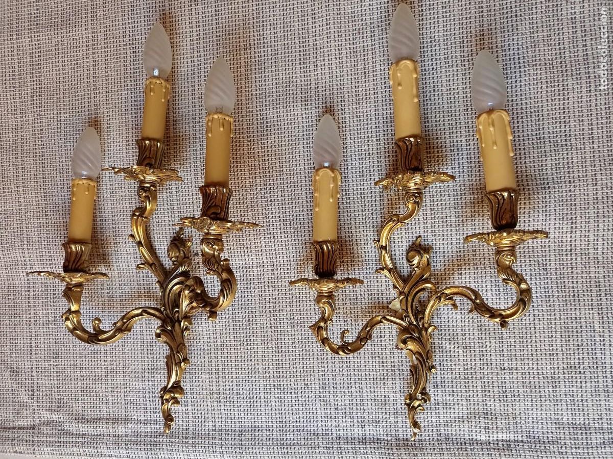 Antig&uuml;edades: Pareja de antiguas l&aacute;mparas/candelabros de lat&oacute;n para pared.