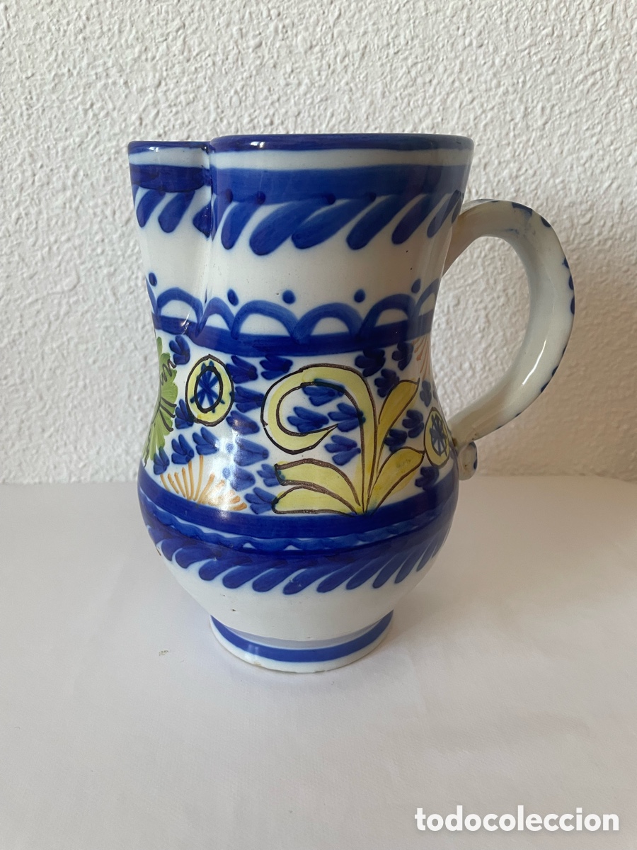 Antig&uuml;edades: Jarra de cer&aacute;mica espa&ntilde;ola pintada a mano &mdash; azul, amarillo y verde &mdash; boca trilobulada &mdash; 23 cm
