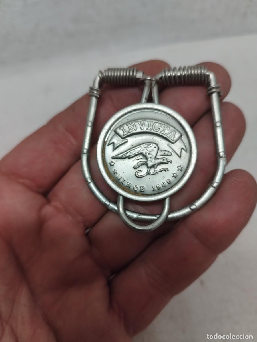 Antig&uuml;edades: Billetera pinza de metal. Con tipo moneda, medalla invicta.
