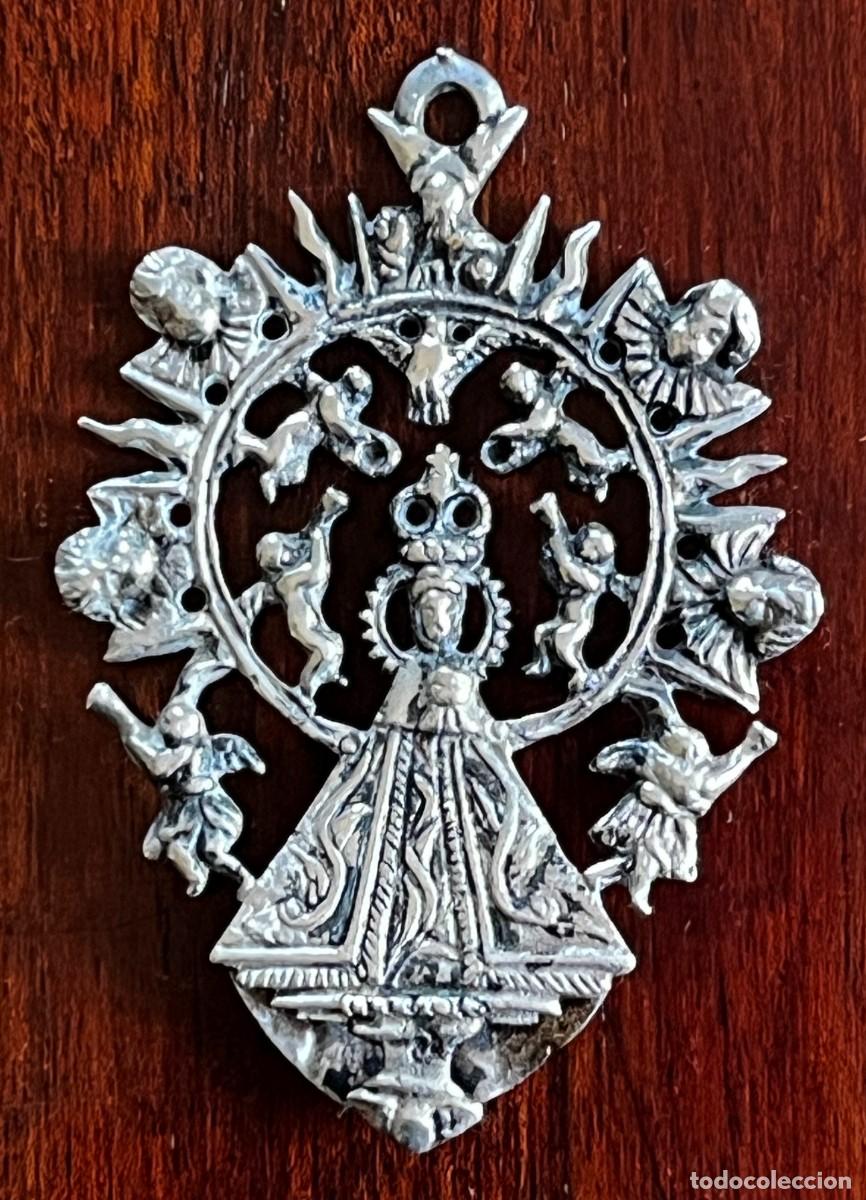Antig&uuml;edades: Medalla antigua de plata Virgen del Prado de Talavera con &aacute;ngeles, mide 6,7 x 4,6 cm