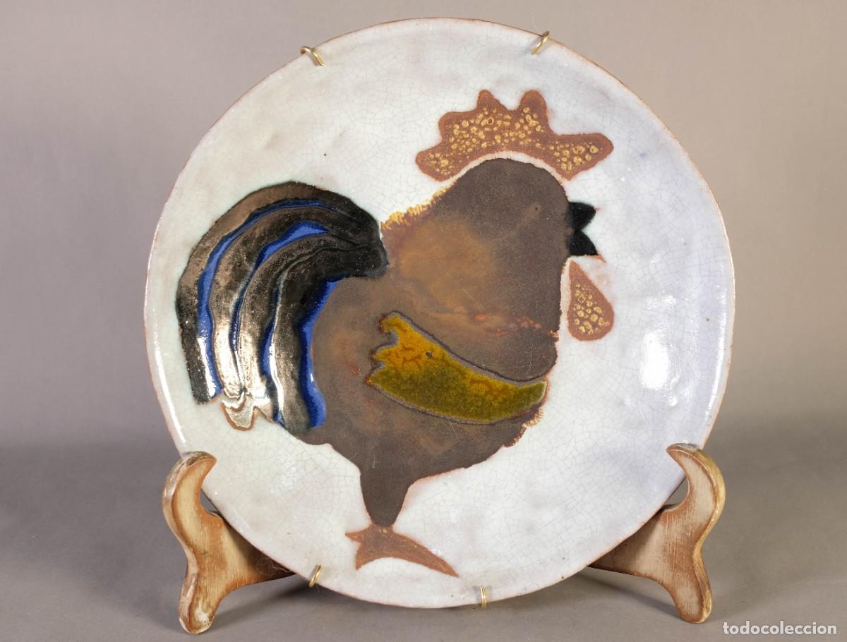 Antig&uuml;edades: PLATO EN CER&Aacute;MICA PINTADA GALLO FIRMADA VING 1989