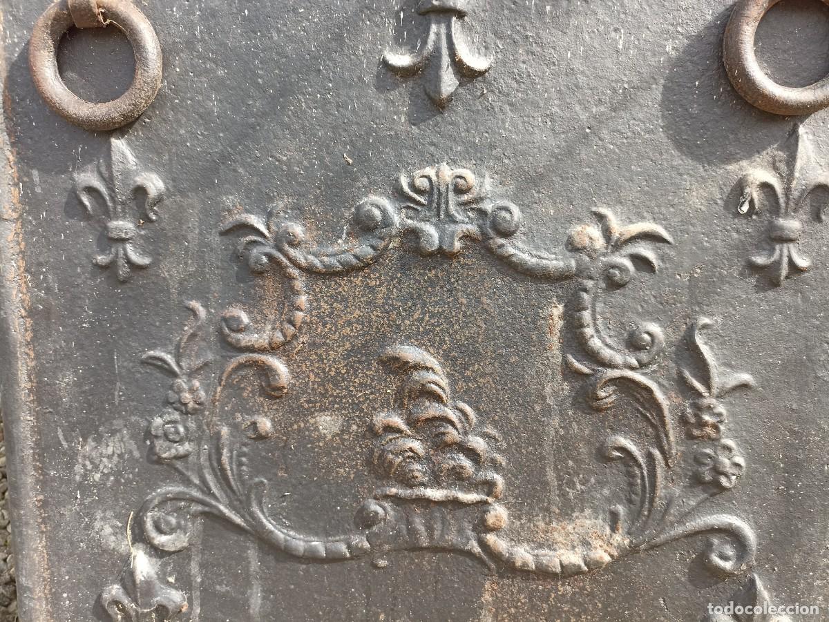 Antig&uuml;edades: Placa de chimenea, trasfuego, flor de Lys - Foto 3