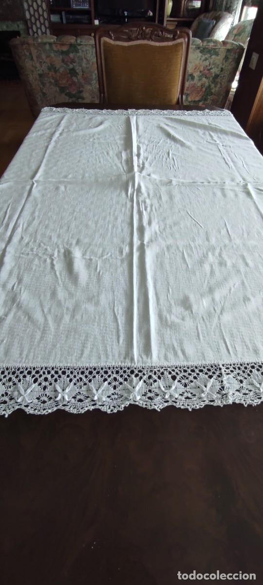 Antig&uuml;edades: ELEGANTE MANTEL BLANCO CON GRAN PUNTILLA DE ENCAJE DE 8 CM.(LAZOS MARIPOSA- 125x121 cm (+ Encaje)