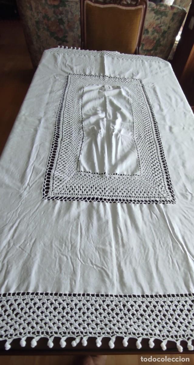 Antig&uuml;edades: GRAN MANTEL BLANCO RECTANGULAR - INSERCION CENTRAL DE GANCHILLO Y FLECOS DE MADRO&Ntilde;O. - 180x115 cm -