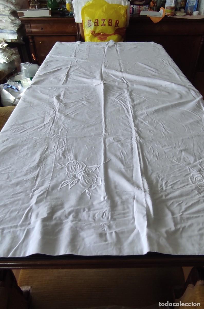 Antig&uuml;edades: ANTIGUA FUNDA DE EDREDON / MANTA DE AJUAR - BORDADO DE ROSAS Y VAINICAS - Iniciales &rdquo;M.L.&rdquo; - Cama In